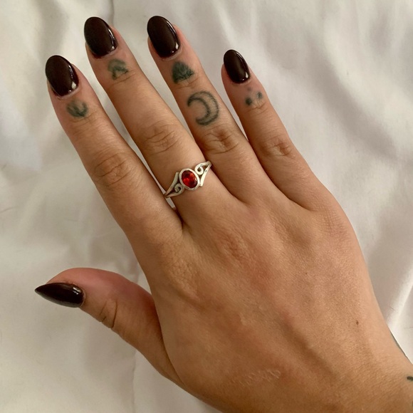 Bright red garnet silver ring - Picture 5 of 6